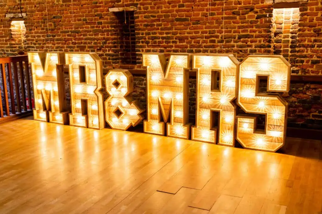 Mr And Mrs Rustic Brown 4FT